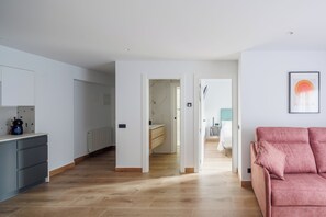 1 soverom, strykejern/-brett, reiseseng for barn og sengetøy