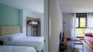 1 slaapkamer, een strijkplank/strijkijzer, reisbedje, beddengoed