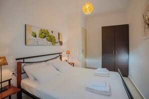 4 bedrooms, desk, iron/ironing board, free WiFi