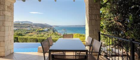 屋外ダイニングエリア