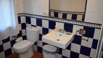 Habitación clásica con 1 cama doble o 2 individuales, vistas a la montaña | Baño | Secador de pelo, toallas, jabón y champú