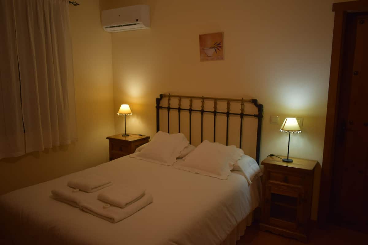 Habitación clásica con 1 cama matrimonial o 2 individuales, vista a la montaña | Escritorio, espacio para trabajar con laptop y wifi gratis