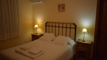 Habitación clásica con 1 cama matrimonial o 2 individuales, vista a la montaña | Escritorio, espacio para trabajar con laptop y wifi gratis