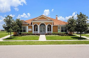 Exterior - Beautiful Villa with Private Pool, Disney nearby, Lake View etc! (Kissimmee)