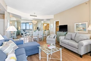 Condo, Plusieurs lits (Surfside Resort #1508) | Aire de séjour | Téléviseur
