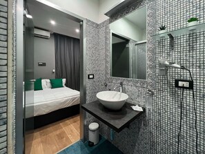 Habitación estándar | Baño | Regadera, secadora de cabello, toallas, jabón 