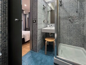 Habitación estándar | Baño | Ducha, secador de pelo, toallas y jabón