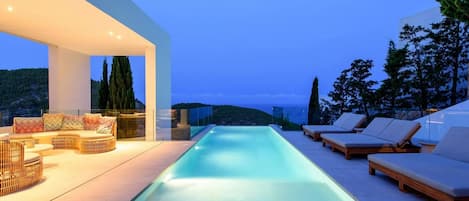 Villa | Zwembad | Een buitenzwembad