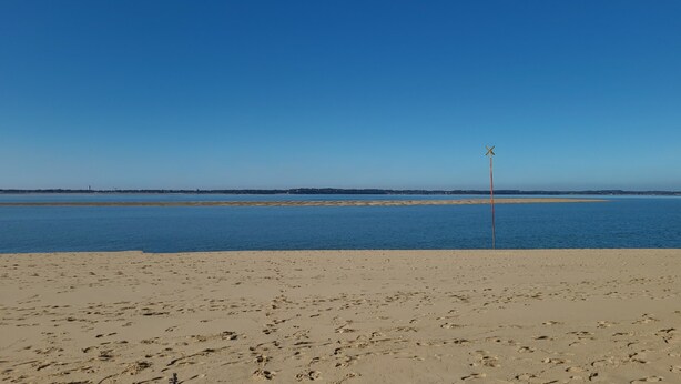 A beach with a sandy shore and a clear blue sky. - Spacious house near the beach (Arcachon)