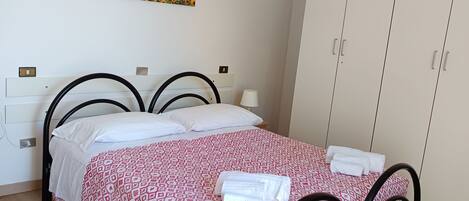 2 bedrooms, travel cot, WiFi, bed sheets