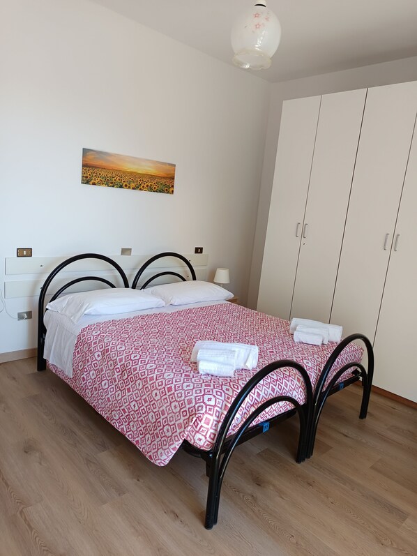 2 bedrooms, travel cot, WiFi, bed sheets - Three-room apartment with terrace in the countryside near the sea 🌊""Yellow""🟡 (Cecina)