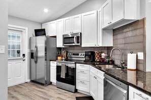 Kylskåp, mikrovågsugn, ugn och spishäll