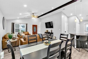 Dining - Sweet Retreat in NW Columbus- Perfect for monthly stays! (Columbus)