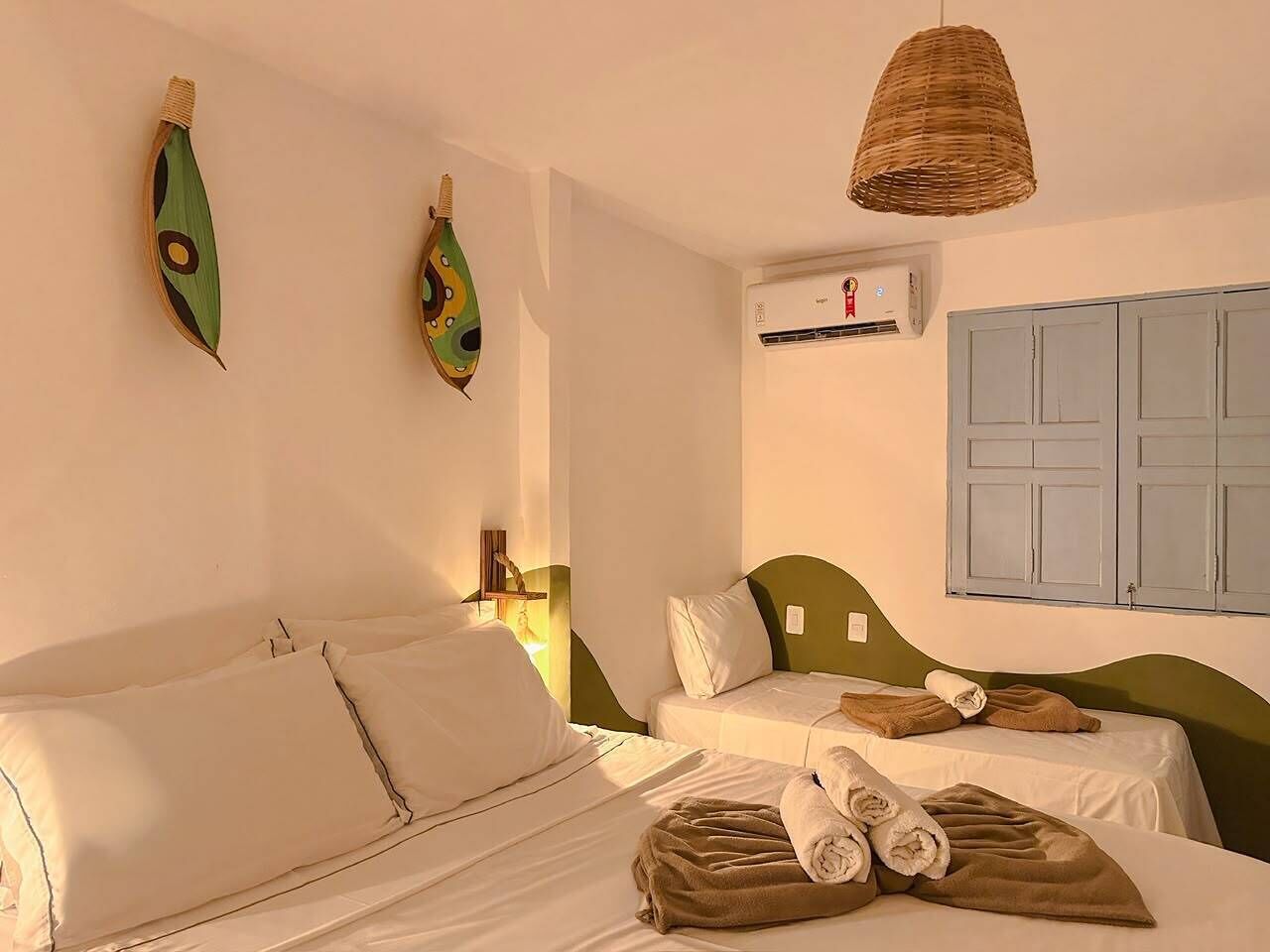 Habitación cuádruple básica, vistas al jardín | Minibar, espacio para trabajar con un portátil, cortinas opacas