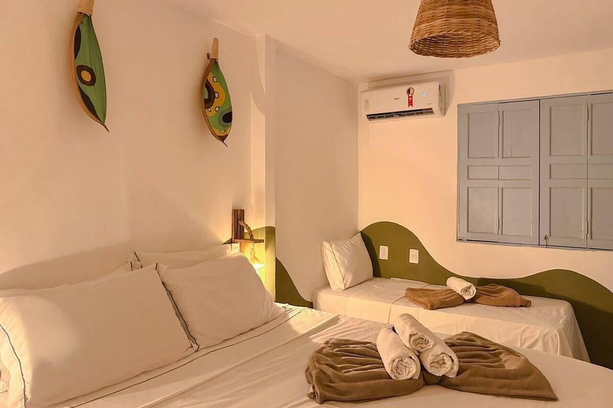 Chambre quadruple de base, vue sur le jardin | Minibar, espace de travail pour ordinateurs portables