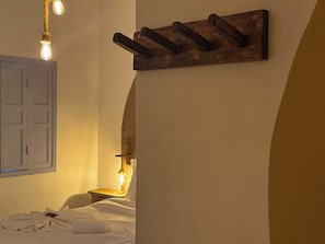 Chambre Deluxe Double ou avec lits jumeaux | Minibar, décoration personnalisée, rideaux occultants, Wi-Fi gratuit