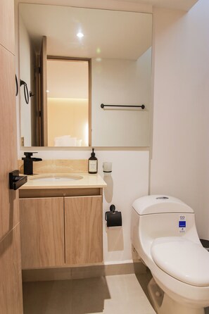 Hair dryer, towels, soap, toilet paper - Room #1 Hotel Dunia Bocagrande  (Cartagena de Indias)