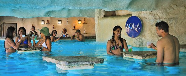 14 outdoor pools, open 8:00 AM to 6:00 PM, pool umbrellas