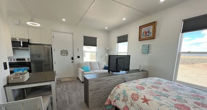 Charming Desert Beach House Tiny home, with AC, WiFi, game room/fitness room.