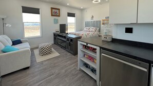 1 bedroom, iron/ironing board, WiFi (free), bed sheets - Charming Desert Beach House Tiny home, with AC, WiFi, game room/fitness room. (Beryl)