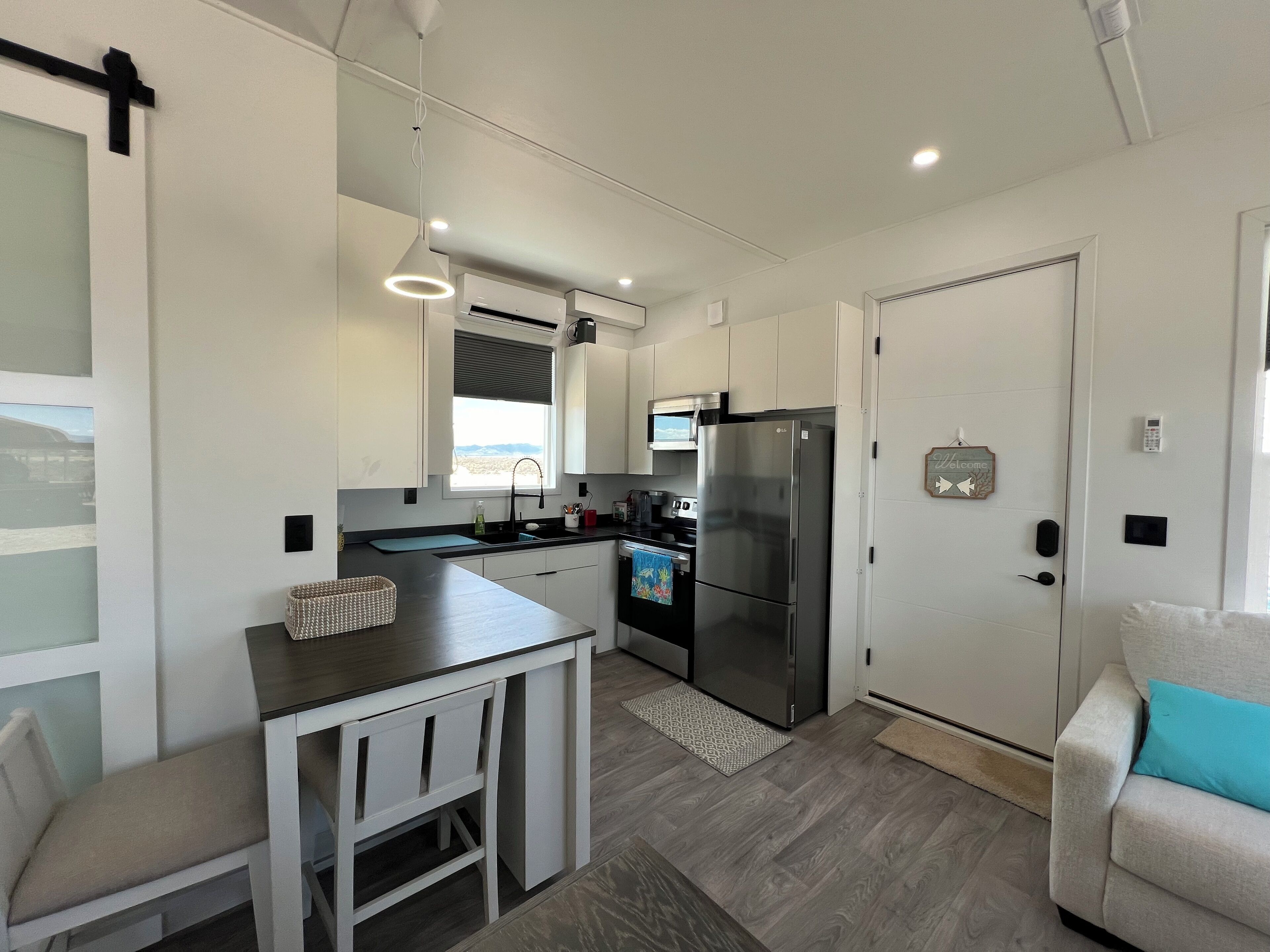 Frigorífico, microondas, horno y placa de cocina