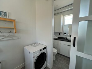 Sèche-cheveux, serviettes fournies, savon, shampoing