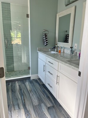 Dusj, hårføner, håndklær og såpe