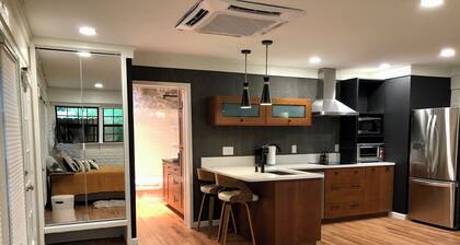 Beautiful Studio w Full Kit, W/D, Covered parking, Close to Shopping/Restaurants