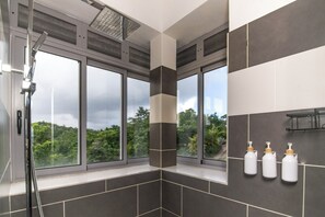 Dusj, hårføner, håndklær og såpe