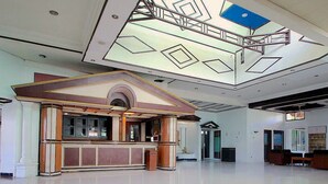 A spacious lobby with a reception desk, a staircase, and a large skylight. - Makati Rio Hotel (Bengkulu)