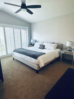 2 dormitorios, escritorio, tabla de planchar con plancha y wifi