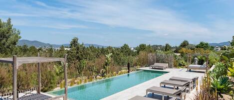 Villa | Zwembad | Een buitenzwembad