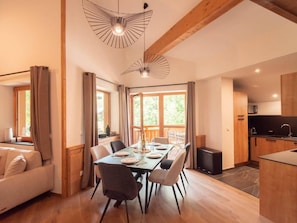 Dining - 20m from resort center, 3rd floor, view mountain, balcony, tv, ski locker, 100m², Valmorel (Valmorel)