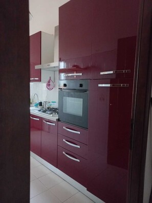 Jääkaappi, uuni, liesi, astianpesukone