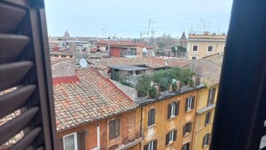 Une vue d’une zone urbaine densément peuplée, avec des bâtiments traditionnels, dont certains sont dotés d’antennes paraboliques et de balcons apparents.