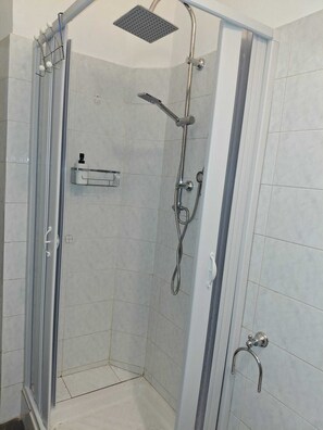 Douche, sèche-cheveux, bidet, serviettes fournies