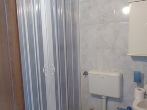 Hair dryer, towels, soap, toilet paper - TWO-ROOM WATERFRONT TRANI (Trani)