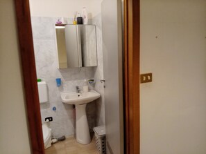 Sèche-cheveux, serviettes fournies, savon, papier toilette