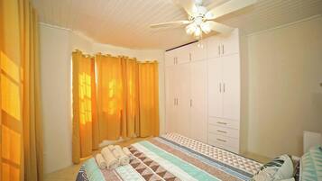 3 bedrooms, in-room safe, desk, iron/ironing board