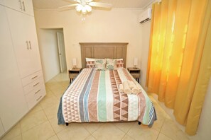 3 chambres, coffres-forts dans les chambres, bureau