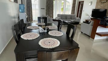 Superior Villa, Garden View | Living area