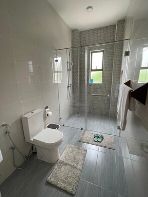 Villa Superior, vista giardino | Bagno | Set di cortesia gratuito, asciugamani, sapone, shampoo
