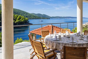 Outdoor dining - 4-bedroom Beachvilla in bay Rasoha/Korčula with parking, pool,WiFi, fitness room (Čara)