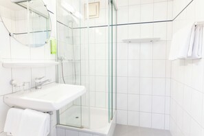 Douche, sèche-cheveux, serviettes fournies, savon