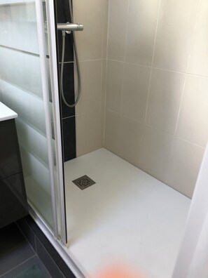 Douche, sĂšche-cheveux, papier toilette