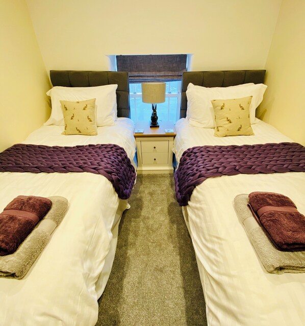 2 quartos, ferros/tábuas de passar roupa, berço de viagem