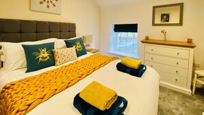 2 bedrooms, iron/ironing board, travel crib, WiFi (free) - Idyllic cottage with private hot tub in picturesque village in the Peak District (Brassington, Matlock)