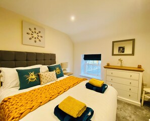 2 quartos, ferros/tábuas de passar roupa, berço de viagem