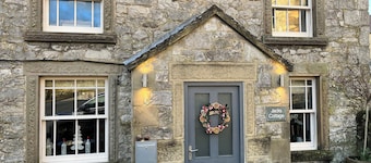 Idyllic cottage with private hot tub in picturesque village in the Peak District