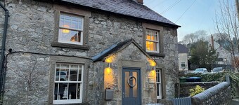 Idyllic cottage with private hot tub in picturesque village in the Peak District